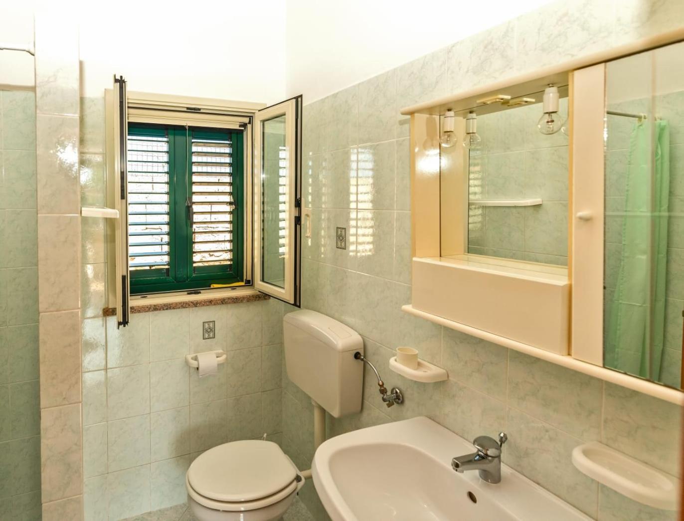 Pomelia -